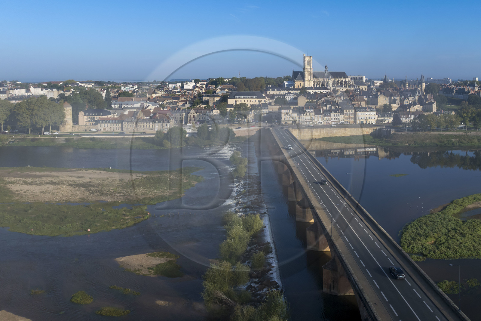 France, Nièvre (58), Nevers, la Loire en aval du Pont de la Loire et la cathédrale Saint-Cyr-et-Sainte-Julitte en arrière plan (vue aérienne)
