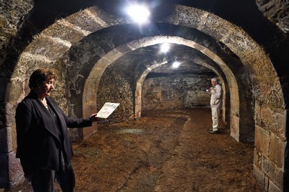 France, Puy-de-Dôme (63), Clermont-Ferrand, rue Pascal, membres de l'association ACAVIC (Amis des Caves du Vieux Clermont) dans les caves en tuf sur trois niveaux de l'Hotel Martial de Grandseigne, cave où le Saint-Nectaire était affiné