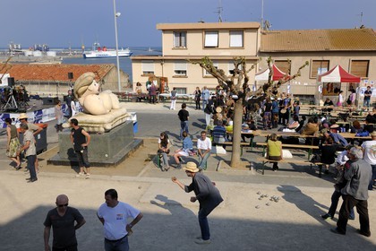 France, Hérault (34), Sète, la place de l'Hospitalet dans le Quartier Haut, joueurs de pétanque au pied de la sculpture La Mama de Richard Di Rosa