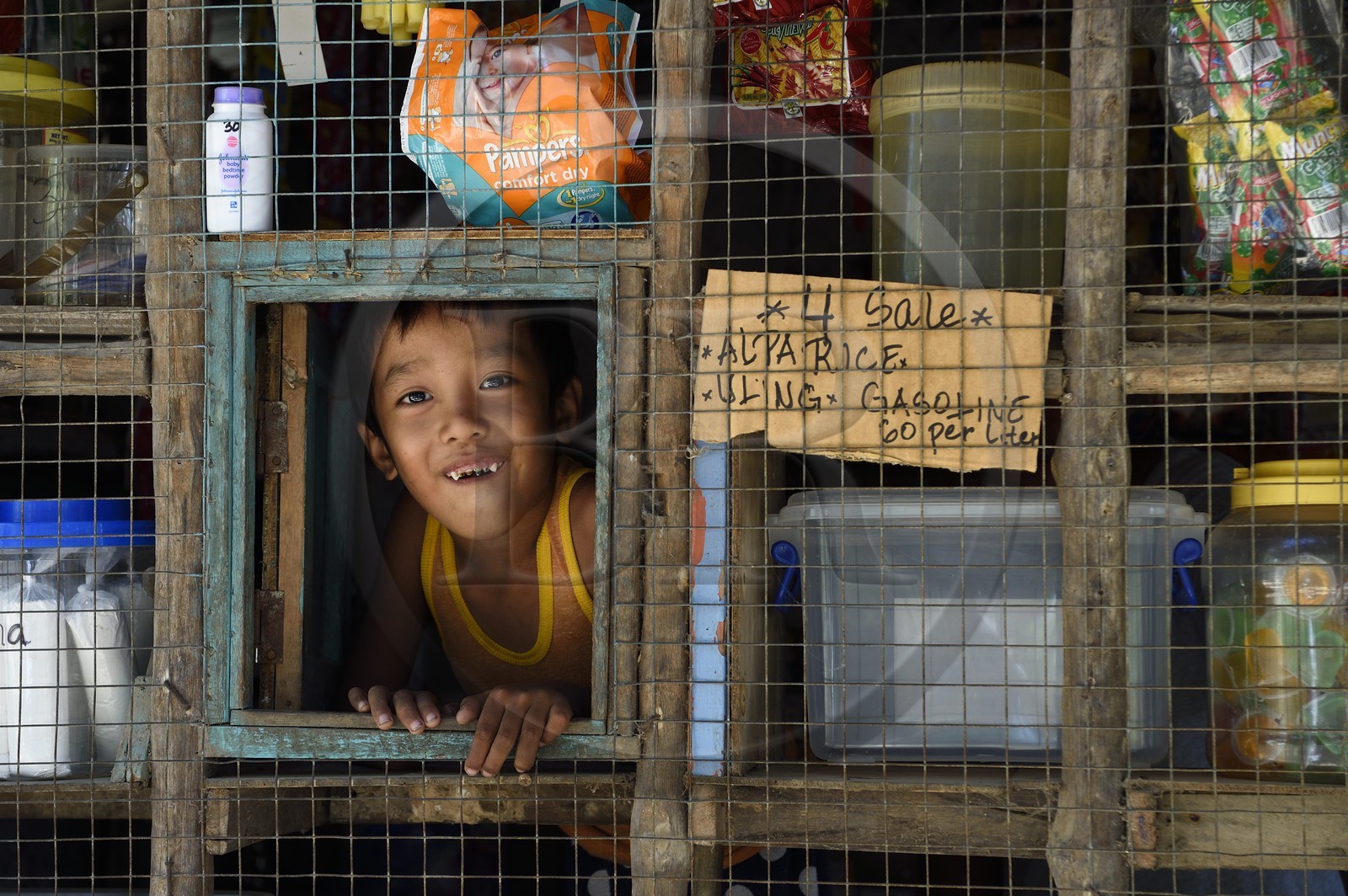 Philippines, Calamian Islands dans le nord de Palawan, Uson Island dans la baie de Coron, village de Barangay Lajala, petit commerce de proximité