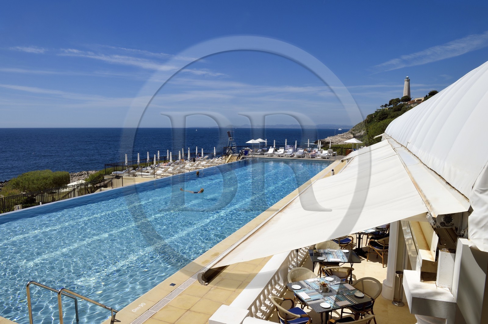 France, Alpes Maritimes (06), Saint-Jean-Cap-Ferrat, Grand-Hotel du Cap-Ferrat, palace 5 étoiles du groupe Four Seasons Hotel, le chic Club Dauphin au bord de la piscine et face à la mer France, Alpes Maritimes (06), Saint-Jean-Cap-Ferrat, Grand-Hotel du Cap-Ferrat, palace 5 étoiles du groupe Four Seasons Hotel, le chic Club Dauphin au bord de la piscine et face à la mer