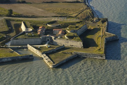 France, Charente-Maritime (17), ile de Ré, Fort de la Prée  au sud de La Flotte (vue aérienne)