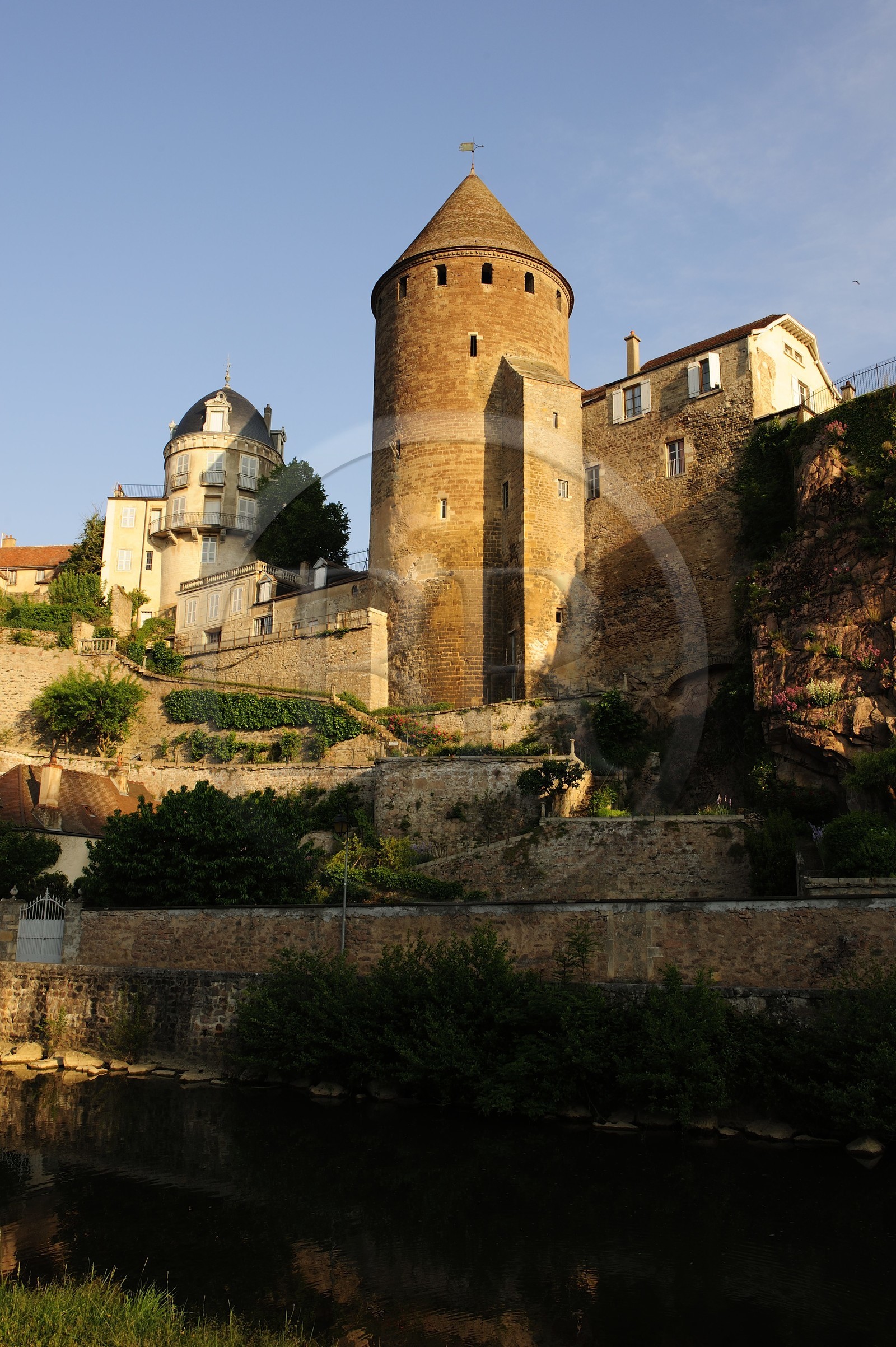 France, Côte d'Or (21), Semur-en-Auxois, la Tour Margot dominant les bords de la rivière l'Armançon