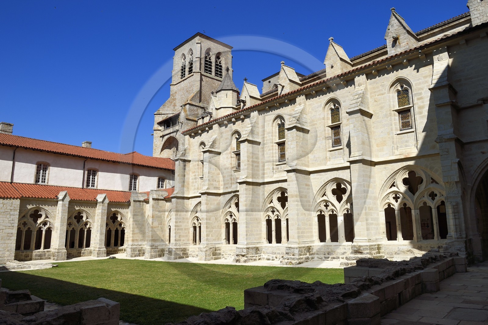 France, Haute-Loire (43), Parc naturel régional Livradois-Forez, abbaye de La Chaise-Dieu, le cloitre accolé à l'église abbatiale
