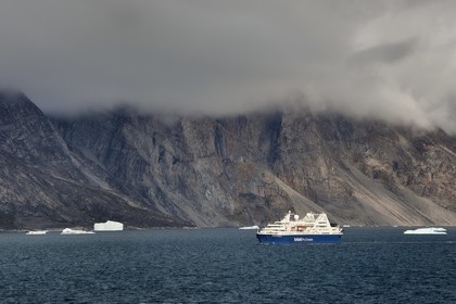 Groenland, cote ouest, baie de Disko, detroit d'Ataa, le bateau de croisière MS Ocean Diamond