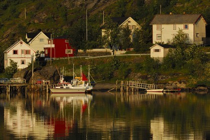 Norvège, Nordland, Iles Lofoten, Ile de Moskenes, le village de pêcheurs de Reine au soleil de minuit