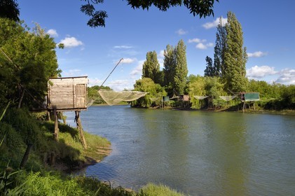 France, Charente-Maritime (17), Saintonge, Saint-Savinien, labellisé Villages de pierres et d'eau, carrelets au bord de la Charente
