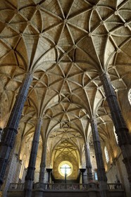 Portugal, Lisbonne, Bélem, Monastere des Hiéronymites (Mosteiro dos Jerónimos), classé Patrimoine Mondial de l'UNESCO, église Santa Maria, la décoration des piliers et de la voute sont de Joao de Castilho dans le pure style manuélin