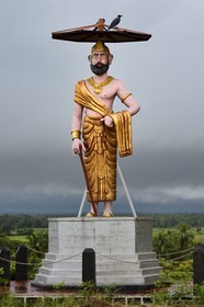 Sri Lanka, province de l'Est, districte de Trincomalee, reservoir de Kantale (Kantalai) construit par Aggabodhi II (606-618) représenté par cette statue