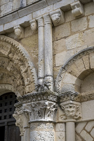 France, Charente-Maritime (17), Echillais, l'église romane Notre-Dame du XIIe siècle classée monument historique, chapiteaux de la facade occidentale