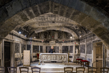 France, Bouches-du-Rhône (13), Tarascon, la collégiale royale Sainte-Marthe érigée aux XIe et XIIe siècles, la crypte du IVe siècle remaniée au XVIIe siècle, abrite le sarcophage paléochrétien en marbre blanc (du début du IVe siècle) qui contient les reliques de Sainte-Marthe, le Père Michel Savalli en charge de l'église