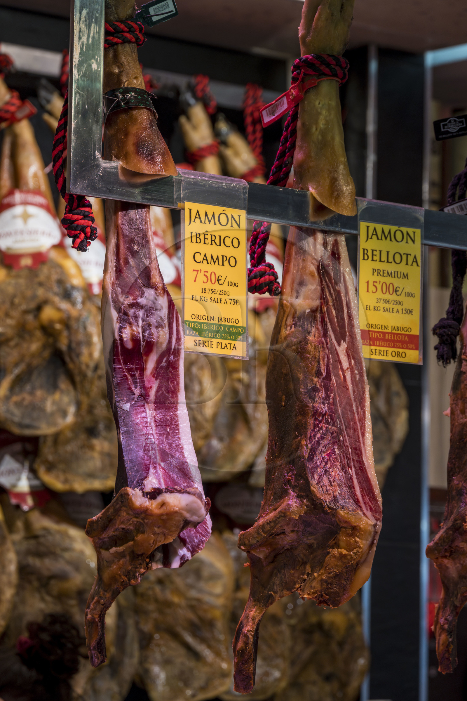 Espagne, Andalousie, Séville, quartier de Triana, le marché couvert de Triana, étal du charcutier, découpe du jambon