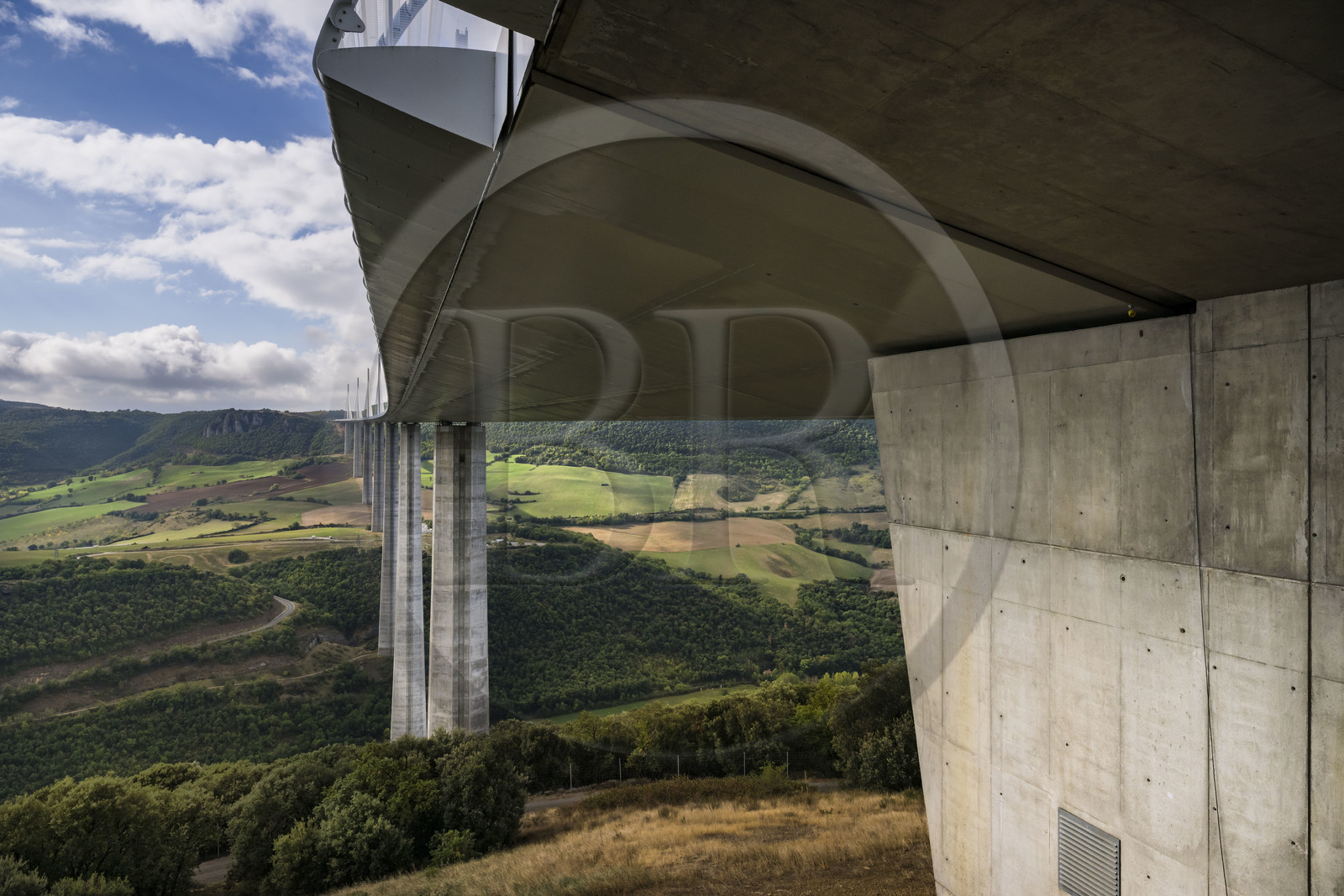 France, Aveyron (12), parc naturel régional des Grands Causses, Millau, le viaduc de Millau des architectes Michel Virlogeux et Norman Foster, entre le Causse du Larzac et le Causse de Sauveterre au dessus du Tarn France, Aveyron (12), parc naturel régional des Grands Causses, Millau, le viaduc de Millau des architectes Michel Virlogeux et Norman Foster, entre le Causse du Larzac et le Causse de Sauveterre au dessus du Tarn