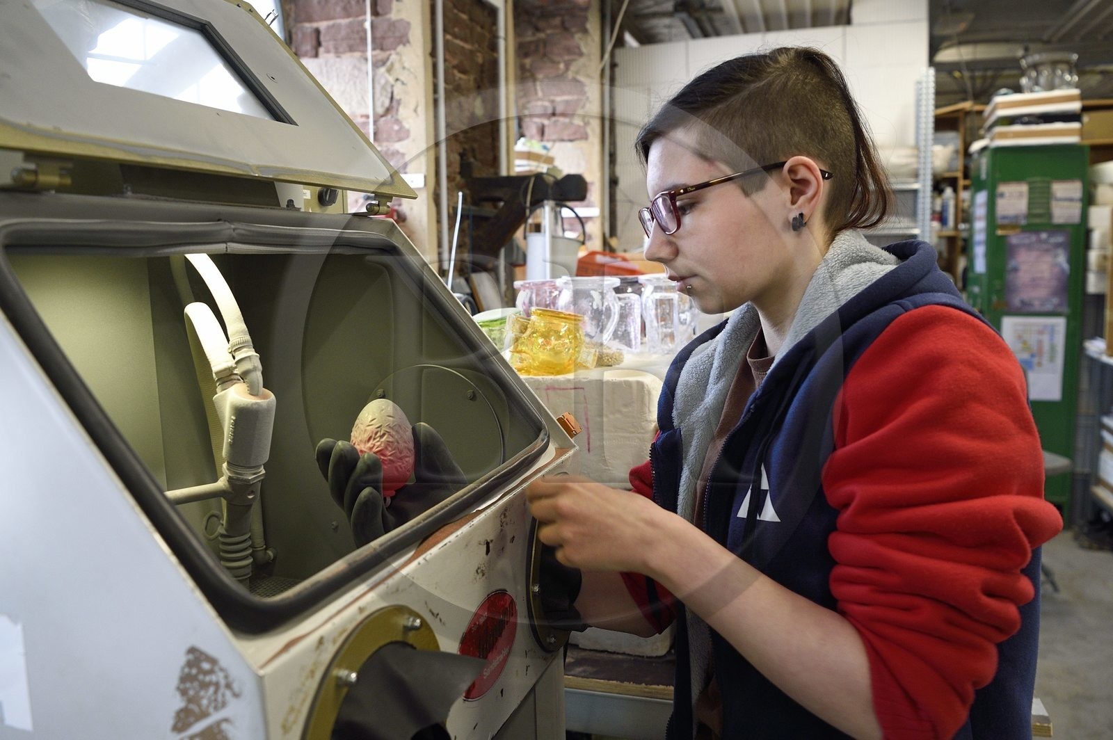 France, Moselle (57), Meisenthal, Centre international d’Art verrier (CIAV), Marie vient de terminer le sablage sur une boule de Noël