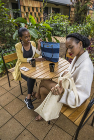 Rwanda, Kigali, Norrsken House Kigali, la styliste Gloria Girabawe, fondatrice et PDG de Flove, présente un nouveau sac de sa collection à son amie Winnie Shema