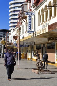 Namibie, région de Khomas, Windhoek, Independence Avenue et ses batiments de l'époque coloniale allemande, statue de bushmen