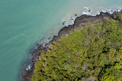 France, Guyane, Kourou, Iles du Salut, Ile Royale, la côte Nord de ces iles volcaniques (vue aérienne)