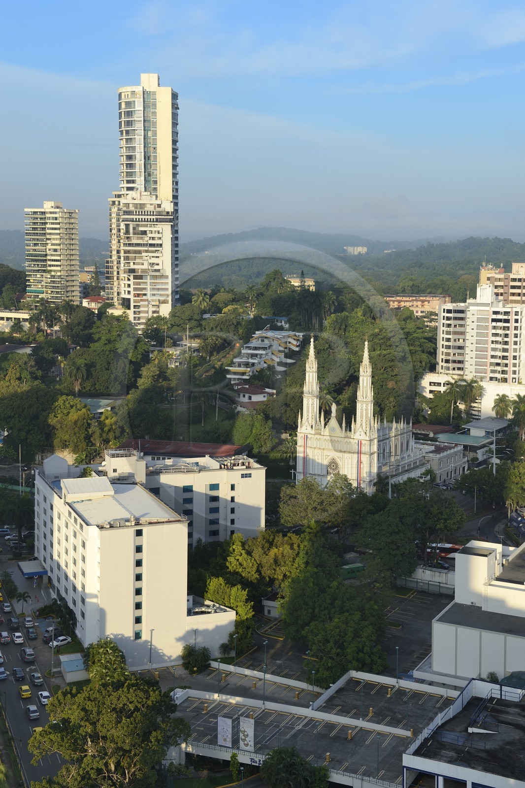 Panama, Panama City, immeubles du centre ville dans le quartier de Marbella et l'eglise du Carmen (iglesia del Carmen)