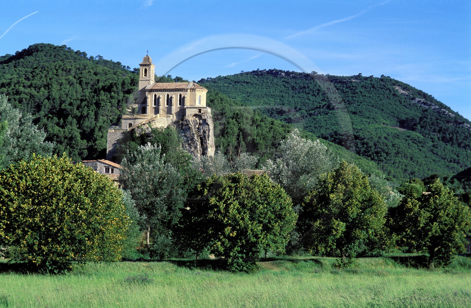 France, Drôme (26), Drôme provençale, Pierrelongue, église perchée dans les Baronnies