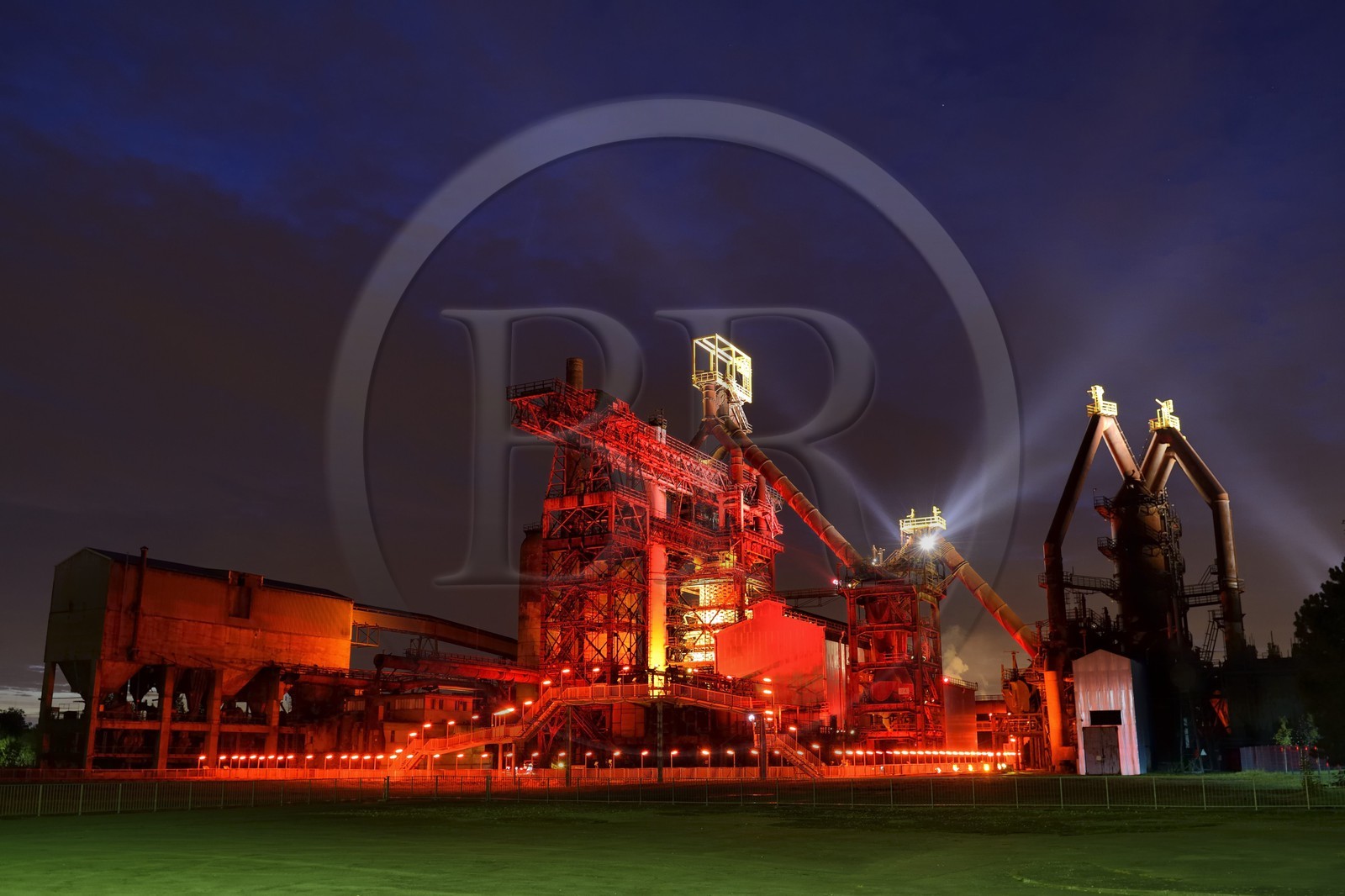 France, Moselle (57), Vallée de la Fensch, usine sidérurgique d'Uckange, Parc du Haut-fourneau U4, mise en lumière Tous Les Soleils par l'artiste plasticien (C) Claude Lévêque