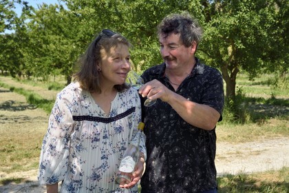 France, Meuse (55), Parc régional de Lorraine, Cotes de Meuse, Combres-sous-les-cotes, Domaine de Muzy, Véronique et Jean-Marc Liénard présente leur bouteille d'eau-de-vie de mirabelle