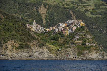 Italie, Ligurie, Cinque Terre, parc national des Cinque Terre classé Patrimoine Mondial de l'UNESCO, le village perché de  Corniglia située au sommet d'un promontoire surplombant la mer Méditerranée à environ 100 m d'altitude