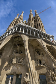 Espagne, Catalogne, Barcelone, quartier de l'Eixample, basilique de la Sagrada Familia de l'architecte du modernisme catalan Antoni Gaudi classée Patrimoine Mondial de l'UNESCO, la façade de la passion dont les sculptures ont été réalisées par Josep Maria Subirachs