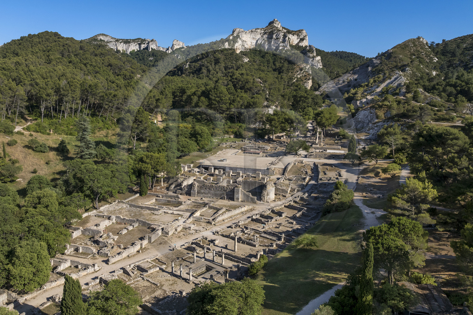 France, Bouches-du-Rhône (13), Parc Naturel Régional des Alpilles, Saint-Rémy-de-Provence, site archéologique de Glanum au pied du massif des Alpilles (vue aérienne)