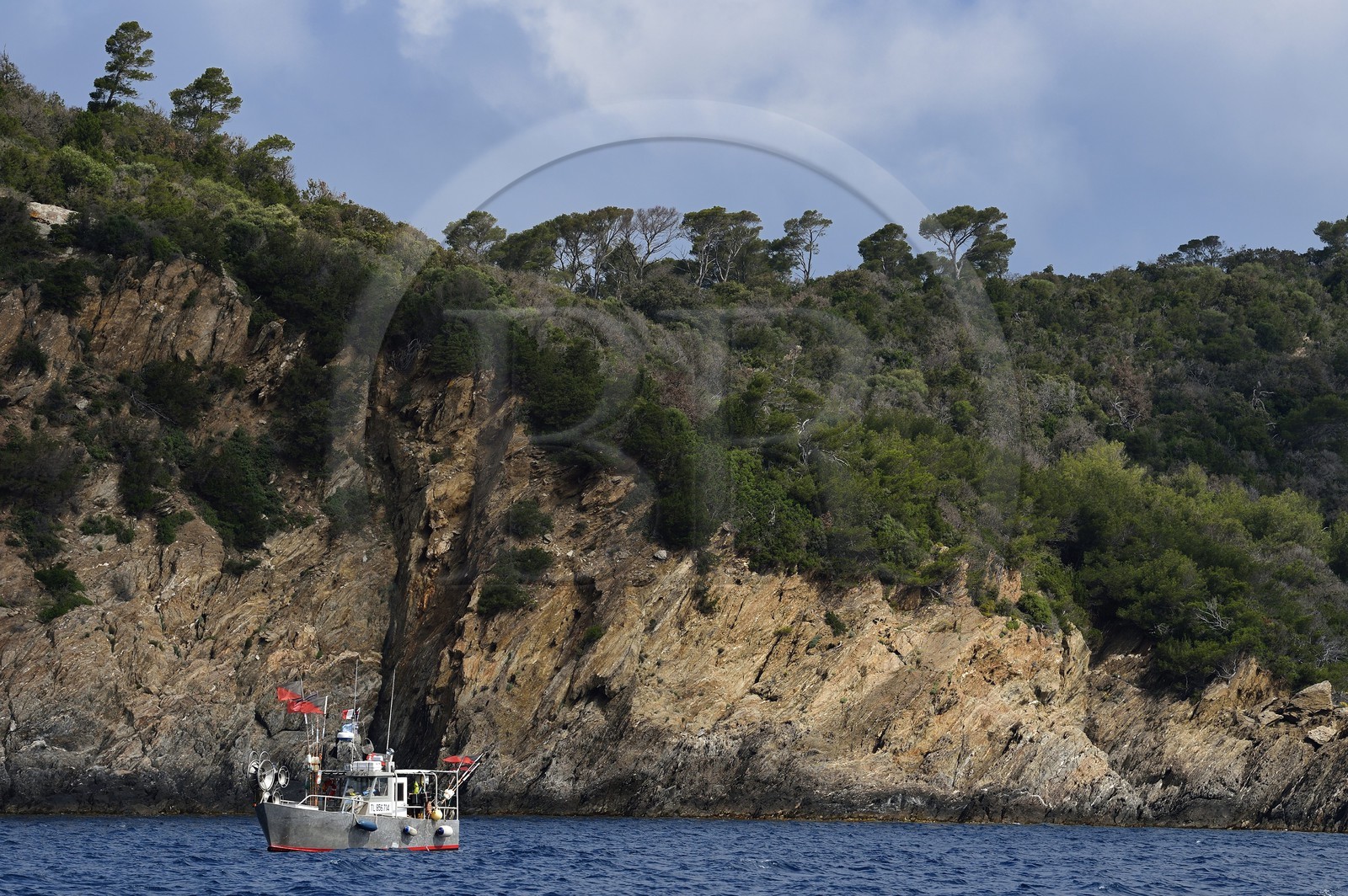 France, Var (83), Iles d'Hyères, Parc national de Port Cros, Ile de Port-Cros, un des quelques bateaux autorisés à pecher autour de l'ile