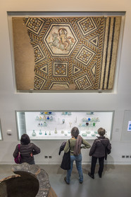 France, Gard (30), Nîmes, Musée de la Romanité de l'architecte Elizabeth de Portzamparc, mosaique romaine représentant une Néréide chevauchant un taureau marin, fin Ier - début IIème siècle ap.J.-C.