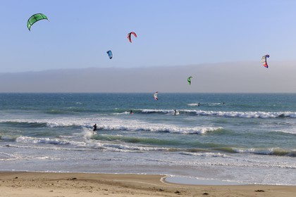 United States, California, kitesurf on a beach next to Highway n°1 south to San Fransisco
