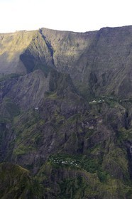 France, Ile de la Reunion, le cirque de Mafate, classé Patrimoine Mondial de l'UNESCO, petits villages isolés (Ilets) accessibles seulement à pied ou par hélicoptère dominés par le rempart du Maïdo (vue aérienne)