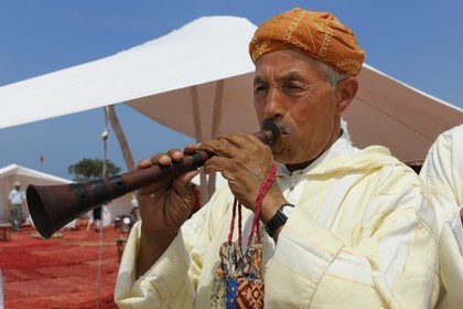 Maroc, région de l'Oriental, danse et musique traditionnelle la Reggada sur une plage