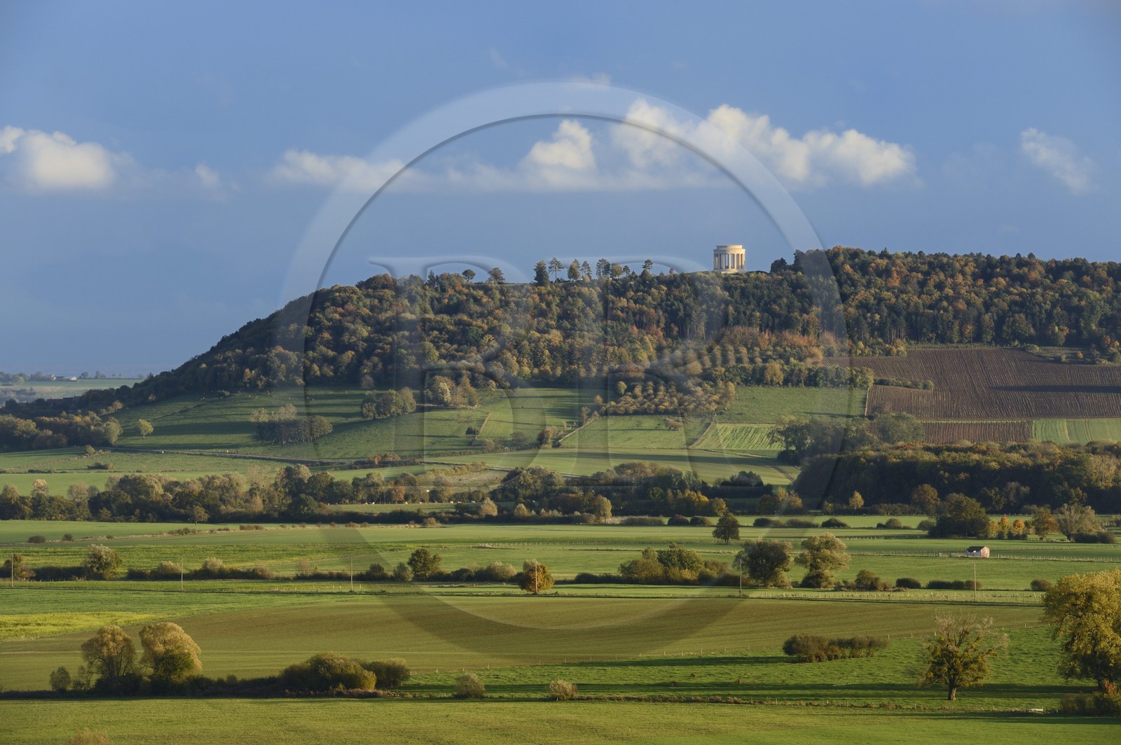 France, Meuse (55), Parc régional de Lorraine, Cotes de Meuse, la plaine de la Woëvre et le Monument américain de la Butte de Montsec en arrière plan