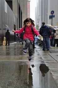 Etats-Unis, New York, Manhattan, Midtown, flaque d'eau sur la sixth Avenue