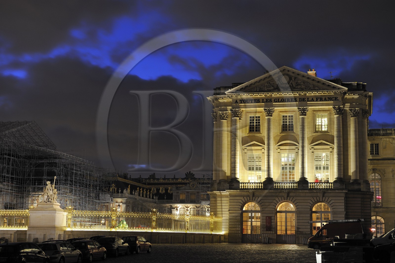 France, Yvelines (78), château de Versailles, classé Patrimoine Mondial de l'UNESCO, la grille royale dessinée par Mansart et la statue La Paix de Jean-Baptiste Tuby