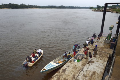 Gabon, Province du Moyen-Ogooué, le fleuve Ogooué, vente de poissons sur les pirogues au port de Lambaréné