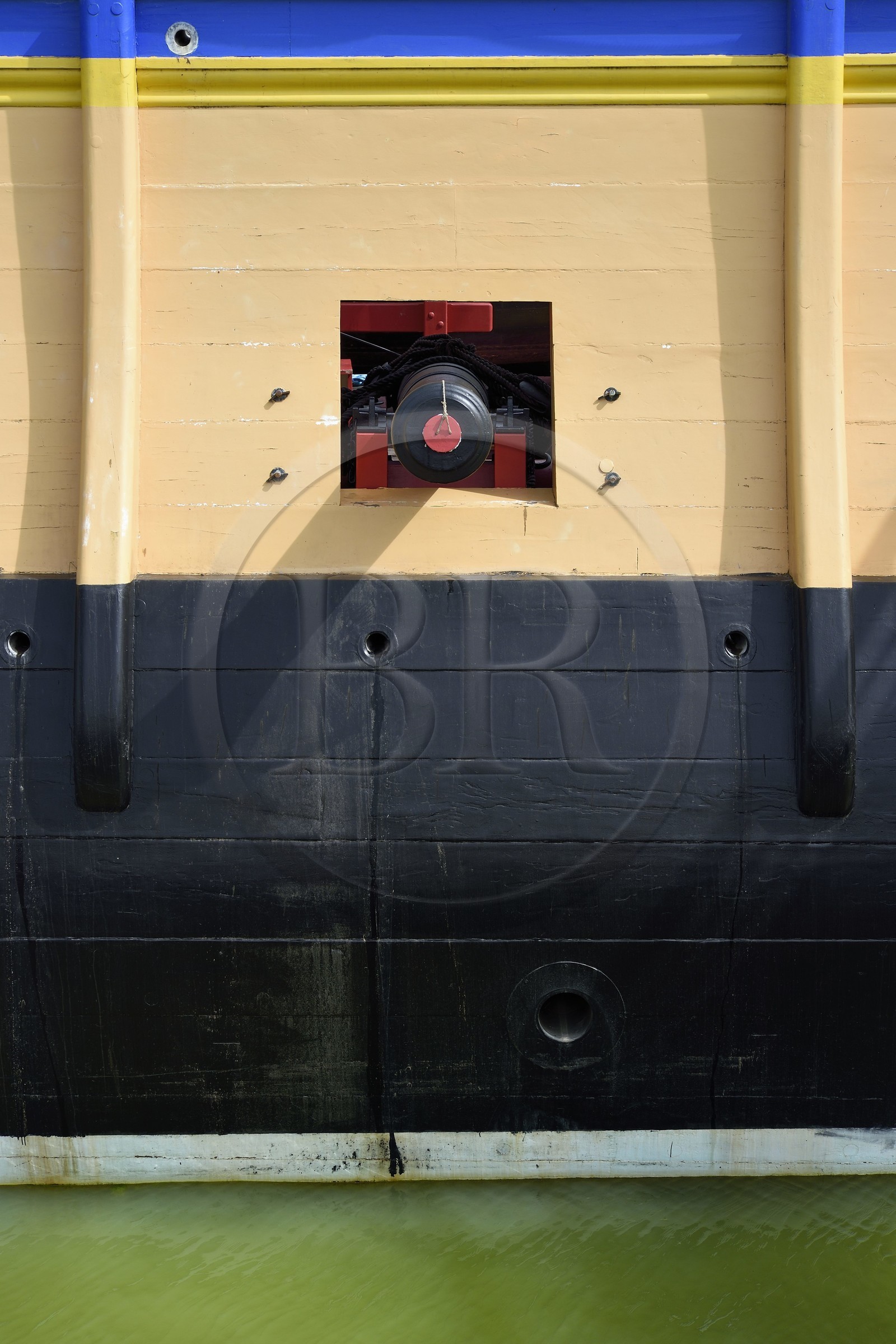 France, Charente-Maritime (17), Rochefort, Centre International de la mer dans l'ancien Arsenal maritime de Rochefort, la frégate Hermione réplique du trois-mats où le marquis de Lafayette embarqua pour l’Amérique en 1780, reconstitution d'un canon de 12 livres