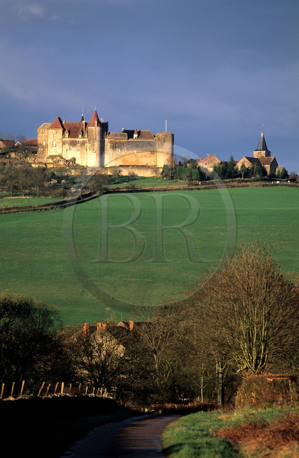 France, Côte-d'Or (21), Châteauneuf-en-Auxois, le château fort et le village perché