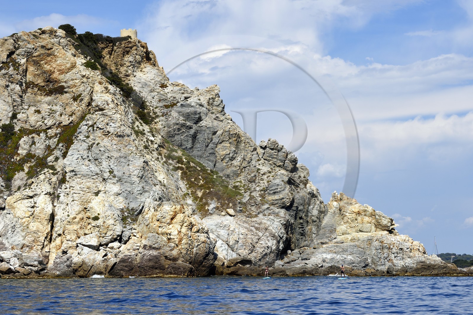 France, Var (83), Six-Fours-les-Plages, Ile des Embiez, Pointe du Coucoussa surplombée par la Tour de la Marine, le champion de windsurf Freestyle Adrien Bosson en randonnée aquatique sur un paddle
