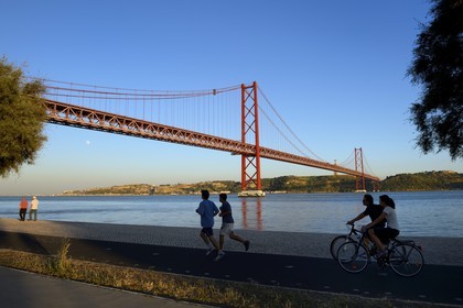 Portugal, Lisbonne, le pont du 25 de Abril sur le Tage et le  le Cristo Rei (Christ Roi)