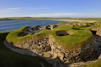 Royaume-Uni, Ecosse, Iles Orcades, Ile de Mainland, ruines du village préhistorique de Skara Brae, classées Patrimoine Mondial de l'UNESCO et la Baie de Skaill
