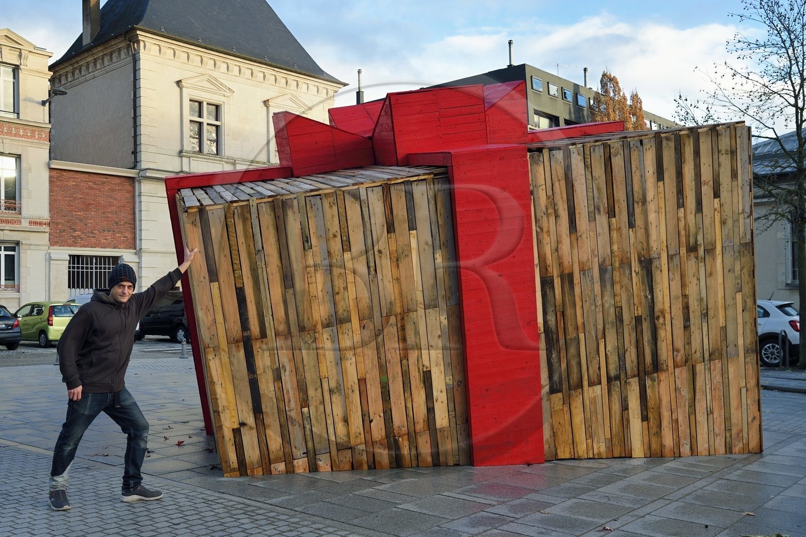 France, Meurthe-et-Moselle (54), Nancy, place du colonel Driant, le Cadeau Tombé du Ciel de l'ébéniste d’art et co-fondateur de L’Atelier 1954 Bastien Ruhland