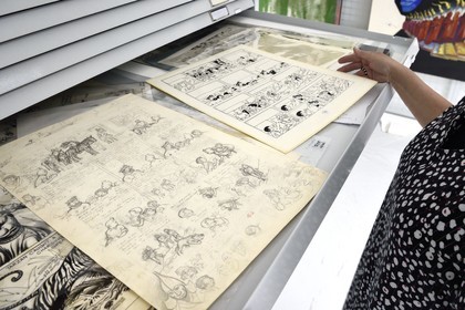 France, Charente (16), Angoulême, Cité internationale de la bande dessinée et de l’image (CIBDI), dans les réserves du musée de la BD, crayonné original de Tintin au Tibet par Hergé à gauche et l'encrage à droite