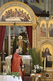 France, Corse-du-Sud (2A), Cargèse, église Saint Spyridon grecque catholique de rite oriental, messe de la fête du basilic (exaltation de la Sainte-Croix) par l’archimandrite Athanase