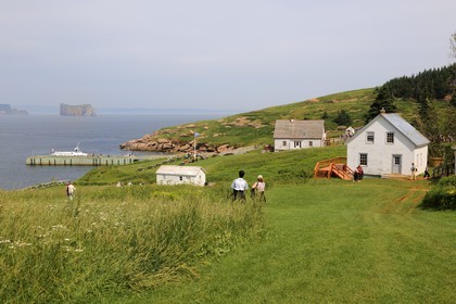 Canada, province de Québec, Gaspésie, île Bonaventure, village côtier de maisons de bois et le Rocher Percé