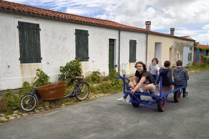 France, Charente-Maritime (17), Ile d'Aix, le bourg, jeux d'enfants sur un chariot dans la rue Marengo