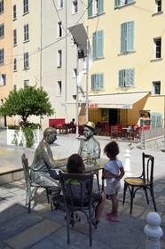 France, Var (83), Toulon, place Raimu, statue de La Partie de Carte de Raimu (dans la comédie française Marius de Marcel Pagnol) du sculpteur Eric de Saint Chaffrey (Musée Grévin) inaugurée en janvier 1995