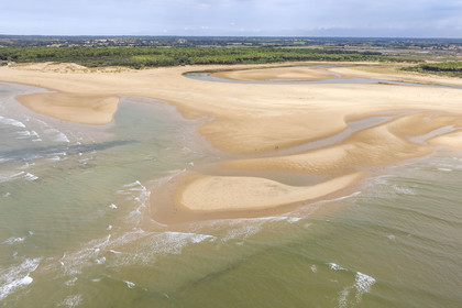 France, Vendée (85), Talmont-Saint-Hilaire, la Pointe du Payré, plage du Veillon et estuaire de la rivière Payré (vue aérienne)