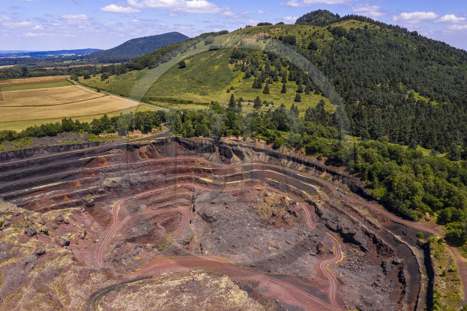 France, Puy-de-Dôme (63), Parc Naturel Régional des Volcans d'Auvergne, Chaine des Puys classée Patrimoine Mondial de l'UNESCO, Saint-Ours-les-Roches, volcan Lemptégy, ancienne carrière de pouzzolane devenue site pédagogique ouvert au public, les Puys Chopine et des Gouttes en arrière plan (vue aérienne)